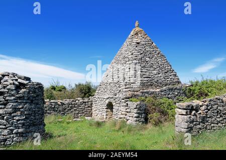 Dry-Stone hutte gauloise connue comme une Borie, près de Saignon dans le Luberon Parc Naturel Régional Provence France Banque D'Images