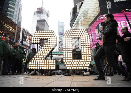 Deux travailleurs entourent le zéro et de l'année 2020 les chiffres quand ils sont allumés dans Times Square à New York le Mercredi, Décembre 11, 2019. Le géant, sept pieds de hauteur de '20' est arrivé sur un camion à plateau sur la 46e Rue et Broadway et sera portée à la partie supérieure d'un Times Square où ils vont se reposer quelques jours avant de remplir le '2-0Ð2-0' qui s'allume à minuit le soir du Nouvel An pour annoncer le début de la nouvelle année à la fin de la balle Drop. Photo de John Angelillo/UPI Banque D'Images