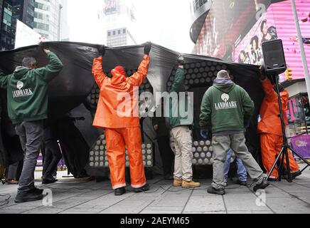 Deux travailleurs entourent le zéro et de l'année 2020 les chiffres lorsqu'ils arrivent au Times Square à New York le Mercredi, Décembre 11, 2019. Le géant, sept pieds de hauteur de '20' est arrivé sur un camion à plateau sur la 46e Rue et Broadway et sera portée à la partie supérieure d'un Times Square où ils vont se reposer quelques jours avant de remplir le '2-0C2-0' qui s'allume à minuit le soir du Nouvel An pour annoncer le début de la nouvelle année à la fin de la balle Drop. Photo de John Angelillo/UPI Banque D'Images