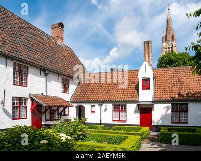 Dans le jardin de cour Spanoghe hospices dans la vieille ville de Bruges, Flandre occidentale, Belgique Banque D'Images