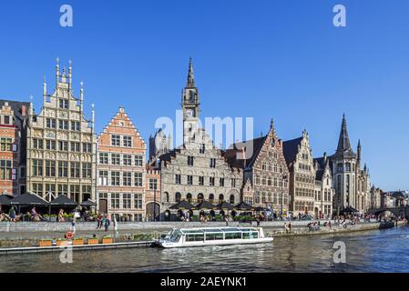 Bateaux et les touristes sur le quai le long de la rivière Lys avec vue sur guilde au Graslei / Grass Lane dans la ville de Gand, Flandre orientale, Belgique Banque D'Images