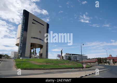 Windhoek, Namibie. 16 Nov, 2019. La statue de Sam Nujoma, président fondateur se place en avant de l'indépendance Memorial Museum à Windhoek. Credit : Oliver Berg/dpa/Alamy Live News Banque D'Images