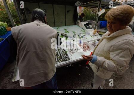 Fruits de mer stand au marché hebdomadaire Le Jeudi à Glyfada Athens Grèce Banque D'Images