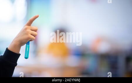 Stuttgart, Allemagne. Dec 10, 2019. Les rapports d'une écolière à l'école élémentaire. Crédit : Sébastien Gollnow/dpa/Alamy Live News Banque D'Images