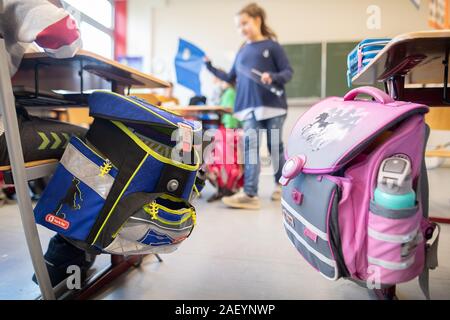 Stuttgart, Allemagne. Dec 10, 2019. Des cartables accrocher dans une école élémentaire. Crédit : Sébastien Gollnow/dpa/Alamy Live News Banque D'Images