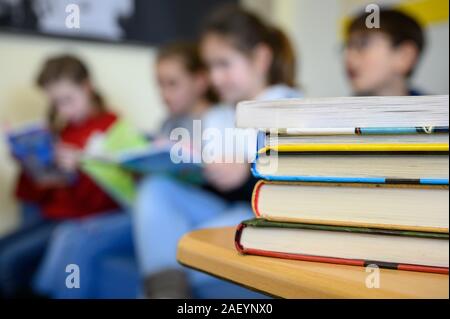 Stuttgart, Allemagne. Dec 10, 2019. Lire les enfants dans une école primaire. Crédit : Sébastien Gollnow/dpa/Alamy Live News Banque D'Images