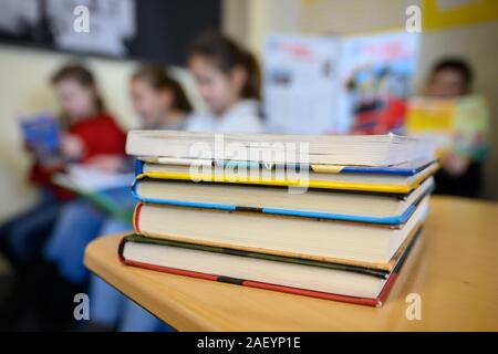 Stuttgart, Allemagne. Dec 10, 2019. Lire les enfants dans une école primaire. Crédit : Sébastien Gollnow/dpa/Alamy Live News Banque D'Images