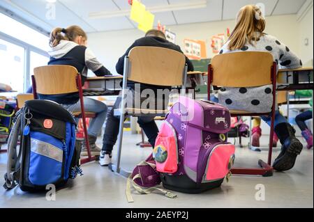 Stuttgart, Allemagne. Dec 10, 2019. Cartables stand dans une école élémentaire. Crédit : Sébastien Gollnow/dpa/Alamy Live News Banque D'Images