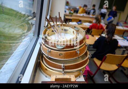 Stuttgart, Allemagne. Dec 10, 2019. Tambourins reposent dans une école primaire. Crédit : Sébastien Gollnow/dpa/Alamy Live News Banque D'Images