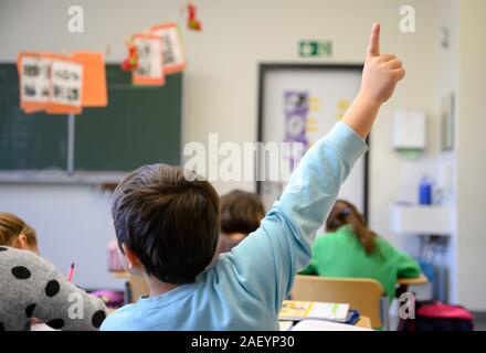 Stuttgart, Allemagne. Dec 10, 2019. Un étudiant inscrit à une école primaire. Crédit : Sébastien Gollnow/dpa/Alamy Live News Banque D'Images