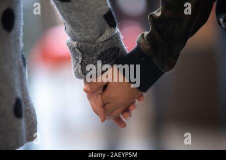 Stuttgart, Allemagne. Dec 10, 2019. Tenir la main des enfants dans une école primaire. Crédit : Sébastien Gollnow/dpa/Alamy Live News Banque D'Images