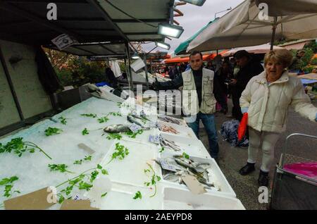 Fruits de mer stand au marché hebdomadaire Le Jeudi à Glyfada Athens Grèce Banque D'Images