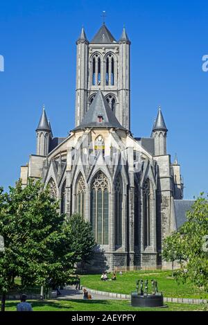 Saint Nicholas' church / St-Niklaaskerk et la fontaine Bron Der Geknielde Jongelingen dans la ville de Gand, Flandre orientale, Belgique Banque D'Images