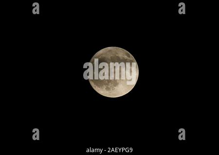 Londres, Royaume-Uni. Dec 11, 2019. Dernière pleine lune froide ou de la décennie elle vu au nord de Londres, au Royaume-Uni. Credit : Dinendra Haria/Alamy Live News Banque D'Images