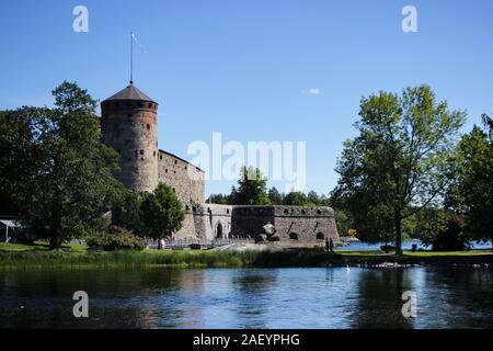 Olavinlinna château sur une journée ensoleillée à Savonlinna, Finlande Banque D'Images