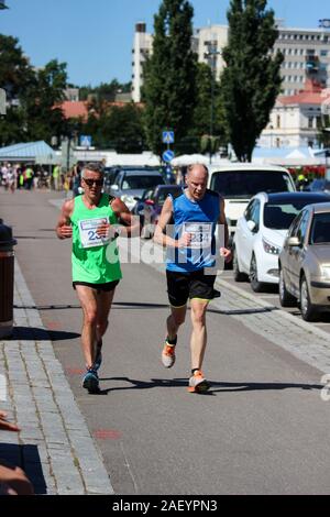 Les hommes d'âge moyen tournant à Pyhän Olavin Marathon à Savonlinna, Finlande Banque D'Images