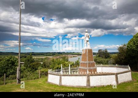 Otago, île du Sud, Nouvelle-Zélande, le 8 décembre 2019 : un monument de guerre de se souvenir des soldats tombés au combat se trouve sur une colline dominant le Clutha River, Banque D'Images