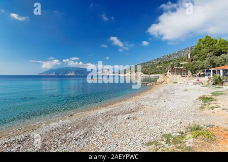 La plage Megalos Mourtias d'Alonissos island, Grèce Banque D'Images
