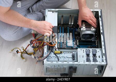 Ingénieur en informatique est la réparation de CPU. Concept de service électronique et l'informatique. Banque D'Images