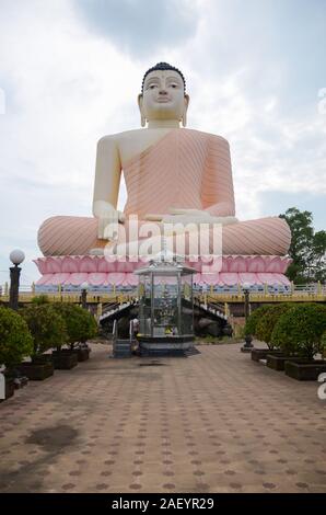 Statue de Bouddha assis, Temple Kande Viharaya dans Bionaz, Banque D'Images