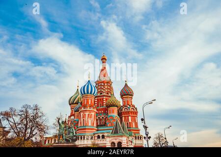 La Cathédrale Saint-Basile à Moscou sur la place rouge contre le ciel bleu Banque D'Images