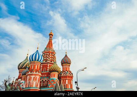 La Cathédrale Saint-Basile à Moscou sur la place rouge contre le ciel bleu Banque D'Images