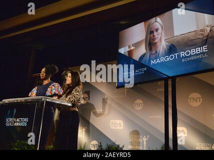 West Hollywood, États-Unis. Dec 11, 2019. Actrices Danai Gurira (L) et d'Amérique Ferrera annoncer les nominations sur scène pour la 26e assemblée annuelle à la SAG Awards Pacific Design Center de West Hollywood, Californie Le mercredi, Décembre 11, 2019. Les gagnants seront annoncés lors d'un live à l'échelle nationale en simultané sur TNT et le SCT le Dimanche, Janvier 19, 2020. Photo par Jim Ruymen/UPI UPI : Crédit/Alamy Live News Banque D'Images