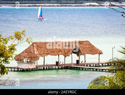 Pier et voilier sur le Lac Bacalar à Quintana Roo, au Mexique. Banque D'Images