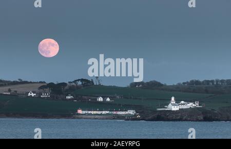 Authier, en Irlande. 11 Décembre, 2019.. Une pleine lune froide augmente à mesure que les derniers rayons de soleil d'hiver illumine les Roches Point Phare du Port de Cork, Irlande. - Crédit ; David Creedon / Alamy Live News Banque D'Images