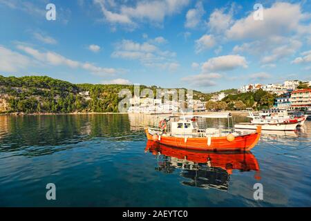 Le port de Patitiri Alonissos island, Grèce Banque D'Images