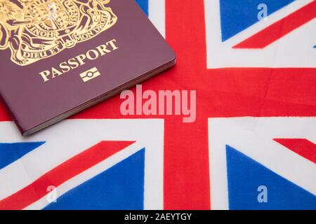 Royaume-uni passeport de voyage sur une grande bretagne Union Jack flag Banque D'Images