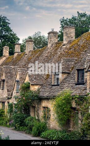 Chalets sur Arlington Row en Bibury, Gloucestershire dans les Cotswolds, England, UK Banque D'Images