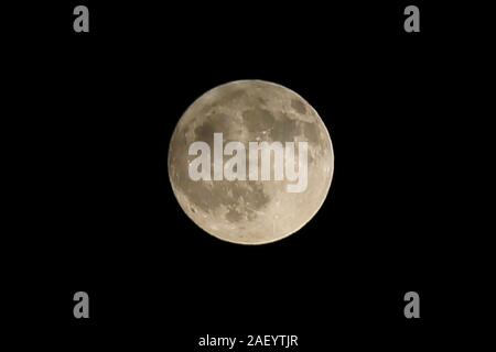 Londres, Royaume-Uni. Dec 11, 2019. Dernière pleine lune froide ou de la décennie elle vu au nord de Londres, au Royaume-Uni. Credit : Dinendra Haria SOPA/Images/ZUMA/Alamy Fil Live News Banque D'Images