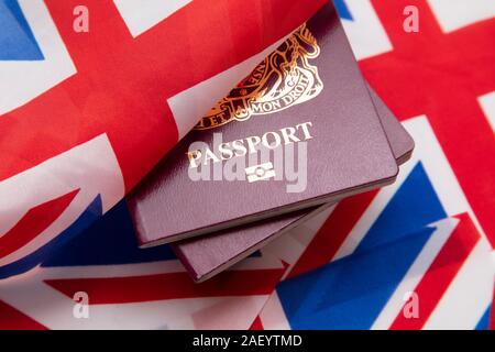 Royaume-uni passeport de voyage sur une grande bretagne Union Jack flag Banque D'Images