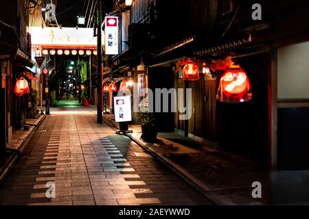 Kyoto, Japon - 9 Avril 2019 : ruelle étroite rue colorée dans le district de Gion la nuit avec des signes et des lampions rouges lumineux Banque D'Images