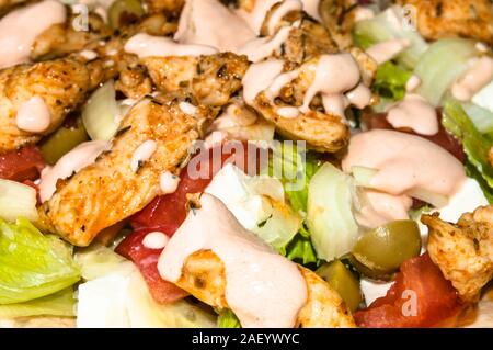 Salade Kebab avec de la viande grillée et légumes surmonté de sauce, macro close-up Banque D'Images