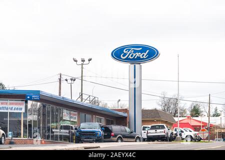 Wytheville, USA - Le 19 avril 2018 : Petite ville village dans le sud de la Virginie avec signe de service et pièces détachées concessionnaire Ford Banque D'Images