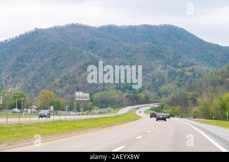 Erwin, USA - Le 19 avril 2018 : Smoky Mountains view en Caroline du Nord ou Tennessee avec ciel couvert nuageux sur l'autoroute 25 Sud de la route et de la circulation automobile Banque D'Images