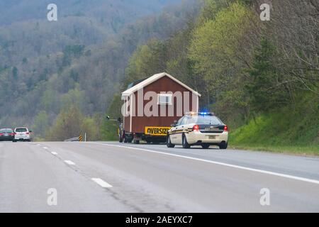 Erwin, USA - Le 19 avril 2018 : Smoky Mountains du Tennessee highway road sign et l'arrêt du véhicule de police charge surdimensionnée dépanneuse petite maison Banque D'Images