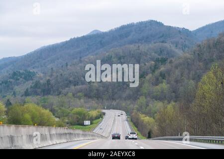 Erwin, USA - Le 19 avril 2018 : Smoky Mountains près de Asheville, Caroline du Nord à Virginia frontière durant le printemps j26 route autoroute avec des voitures Banque D'Images