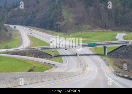 Erwin, USA - Le 19 avril 2018 : Smoky Mountains près de Asheville, Caroline du Nord à Virginia border j26 avec la route et les voitures pont Banque D'Images