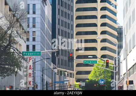 Atlanta, États-Unis - 20 Avril 2018 : Georgia State University city campus urbain avec signe pour Peachtree Street et parking Banque D'Images