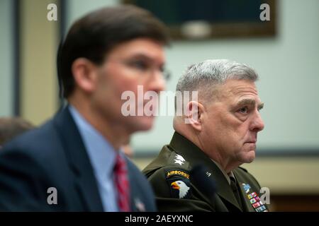 Général Mark A. Milley, président de l'état-major des armées, ainsi que le secrétaire américain à la défense, M. Mark T. Esper, témoigne sur la politique américaine en Syrie avant l'United States House Armed Services Committee sur la colline du Capitole à Washington, DC, États-Unis, le Mercredi, Décembre 11, 2019. Credit : Stefani Reynolds/CNP /MediaPunch Banque D'Images