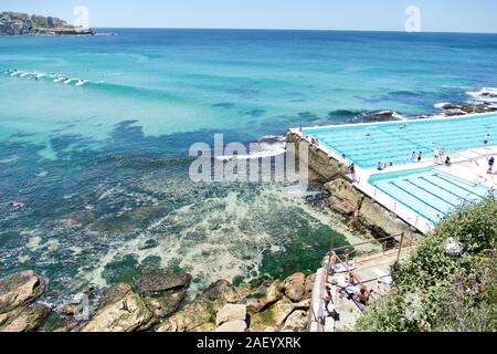 La plage de Bondi à Sydney, Australie. Plage idyllique dans la banlieue est de Sydney. Banque D'Images