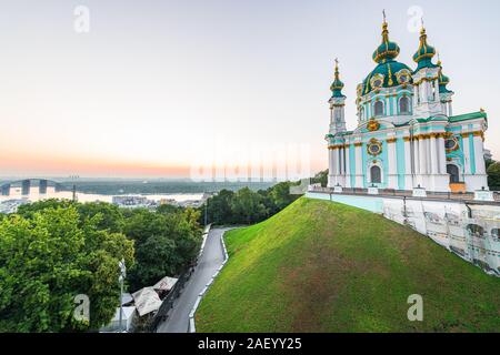 Kiev, Ukraine - le 12 août 2018 : grand angle sur l'extérieur de l'église St Andrew coucher du soleil d'été au cours de construction rénovation dans un échafaudage Banque D'Images