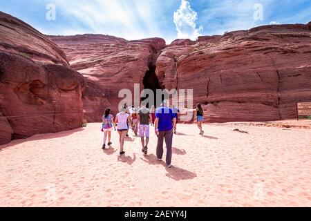 Page, USA - Le 10 août 2019 : Navajo tribal tours groupe de personnes entrant dans la région de Antelope Canyon en Arizona logement vue marche Banque D'Images