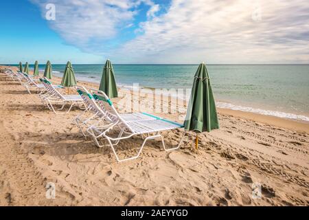 Chaises et parasol sur la plage de Hollywood, en Floride. Banque D'Images