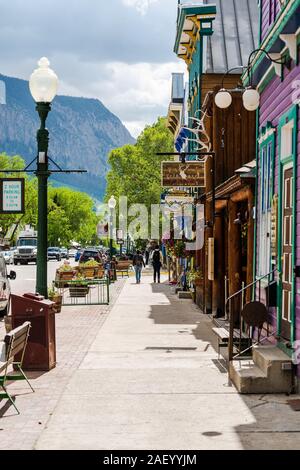 Crested Butte, USA - 21 juin 2019 : Colorado village coloré stocke les courses au centre-ville en été sur l'avenue Mountain Elk avec vintage architecture Banque D'Images