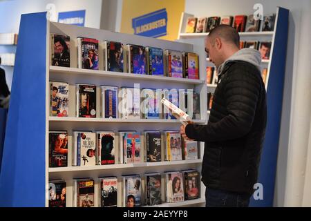 Dumbgood x Blockbuster pop up store, New York, USA - 06 Dec 2019 - Le pop-up est fait pour imiter la mise en place d'un blockbuster classique magasin de franchise, fe Banque D'Images