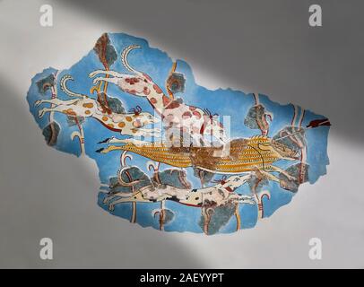 Peinture murale fresque mycénienne d'une chasse au sanglier de la cité de Tirynthe, la Grèce. 14e - 13e siècle avant J.-C.. Musée Archéologique d'Athènes. Fond gris Banque D'Images